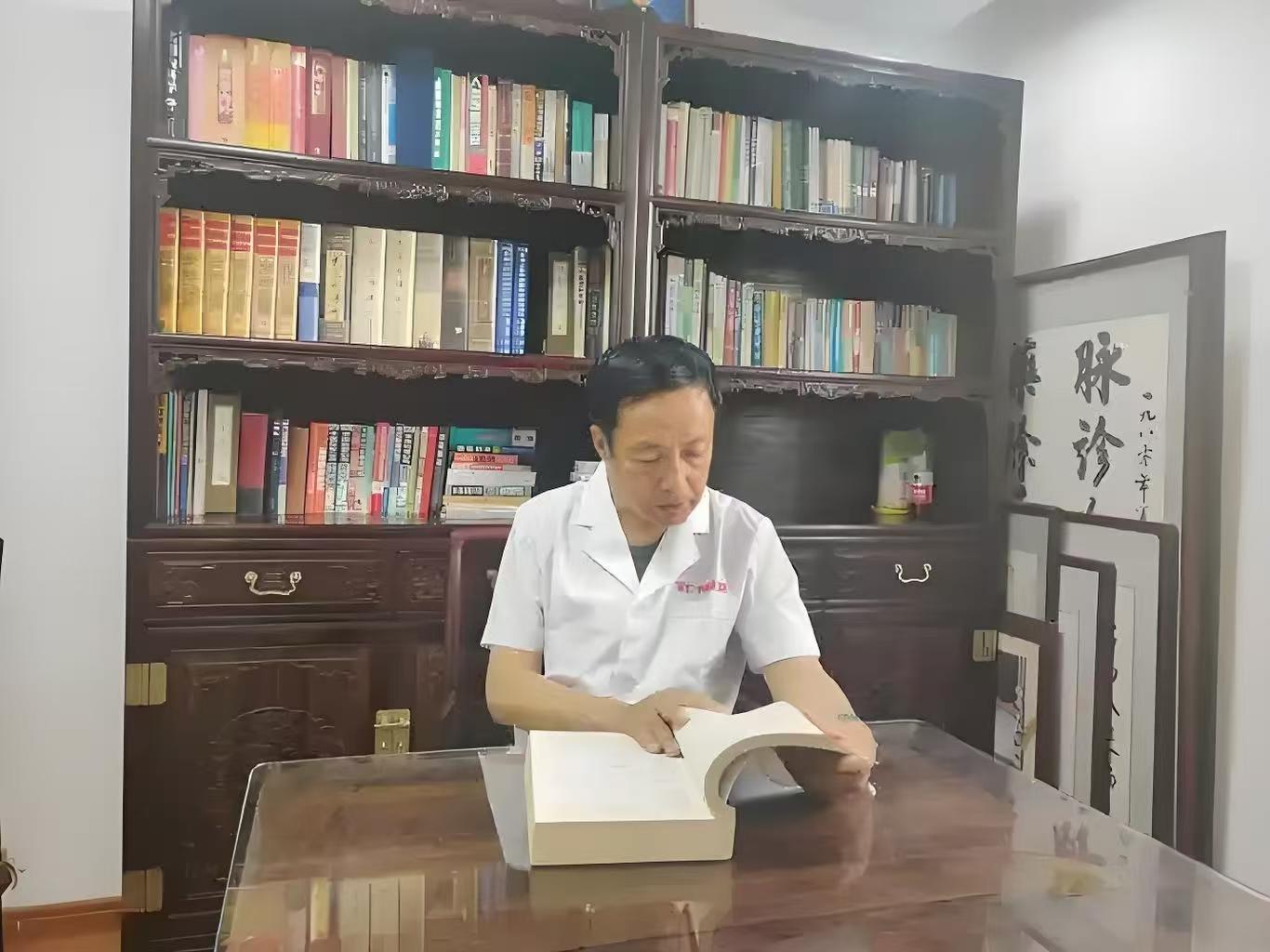 青秀区中医师潘仁丰